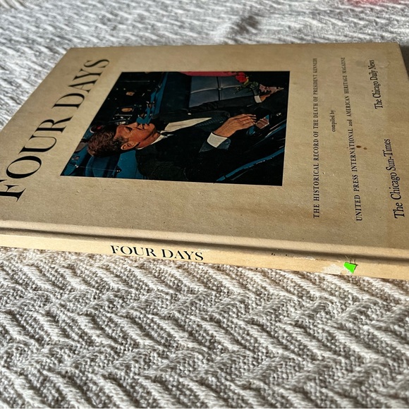 JOHN LENNON (THE BEATLES) KIDS BOOK - YOUNG ROCK STAR vintage book - Picture 8 of 8